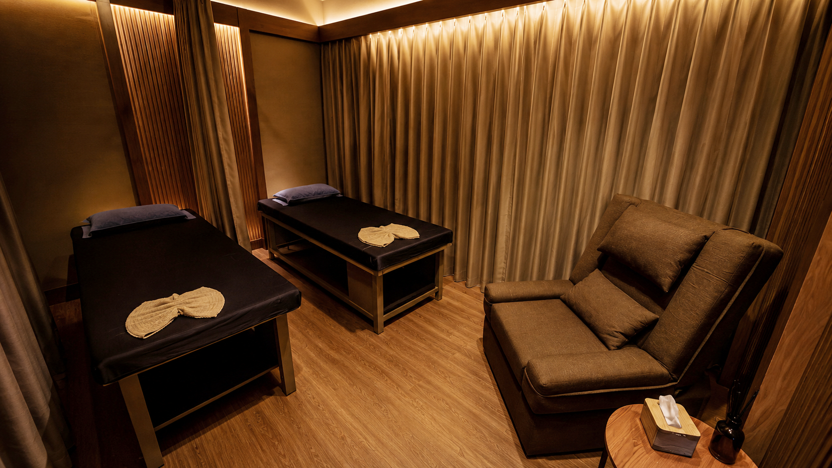 Ruang treatment privat House of Relax dengan dua bed pijat dan kursi santai